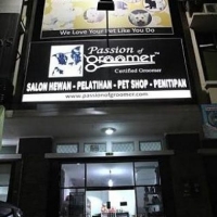 Pelatih anjing Melvin Grani